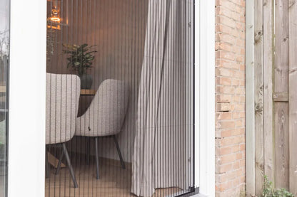 Traditionelle Plissee-Fliegentür – Zeitloses Design und komfortables Wohnen 