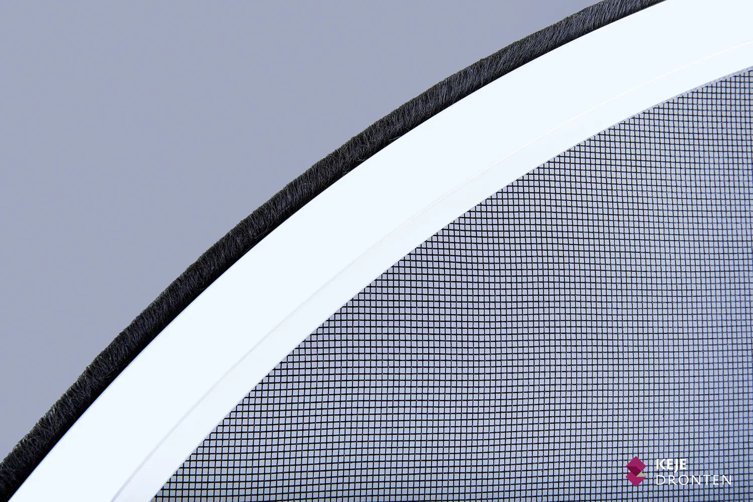 Detailbeeld van de klemhor bijzondere vormen bij een rond raam