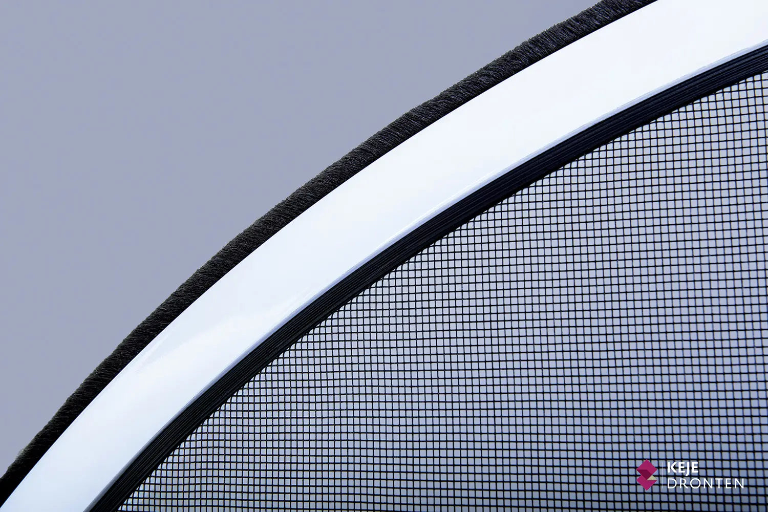 Detailbeeld van de klemhor bijzondere vormen bij een rond raam