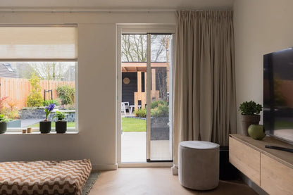 Sfeerbeeld KEJE Enkele plisséhordeur achterdeur woonkamer