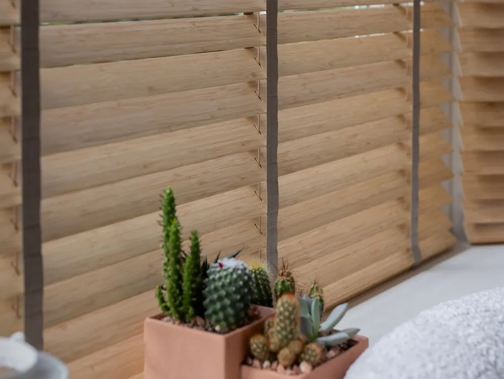 Sfeerbeeld Detail KEJE Houten Jaloezie Vrijhangend