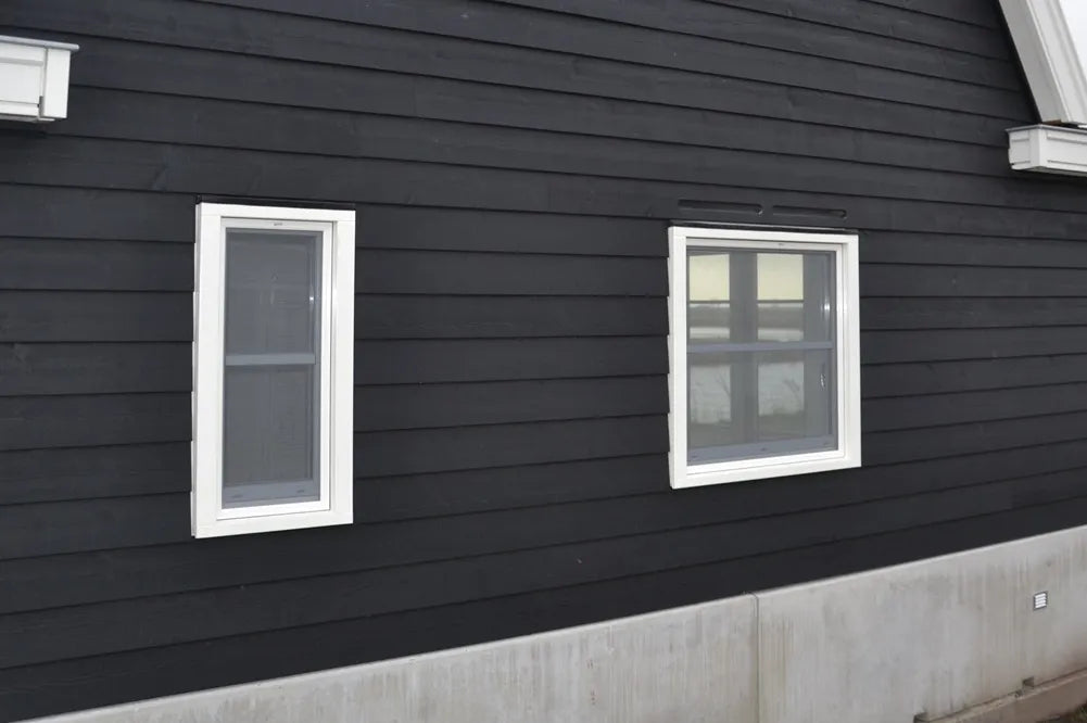 KeJe Klemhor met grijs frame bij twee kleine ramen van een vakantiehuisje