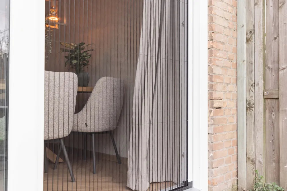 Traditionele Plisséhordeur vanuit buiten