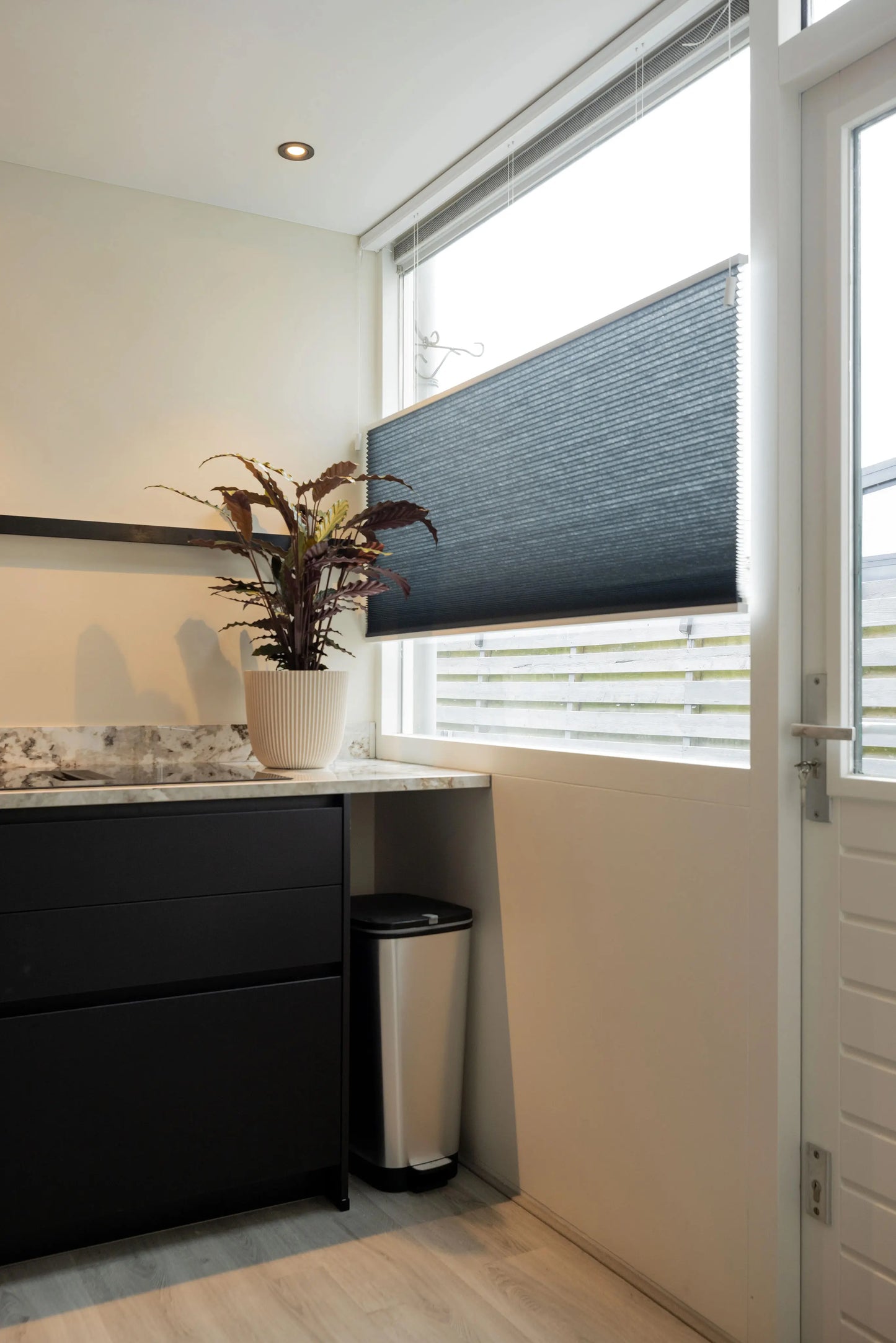 Vrijhangend Plisségordijn in keuken