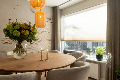 Sfeerbeeld eetkamer Vrijhangend plisségordijn